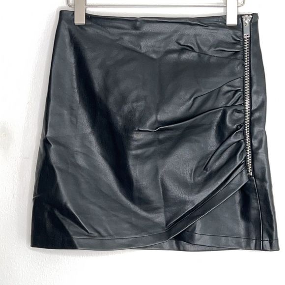 ZARA BLACK FAUX LEATHER PENCIL SKIRT WITH RUCHED SIDE ZIPPER *MINI *MEDIUM - Picture 6 of 10